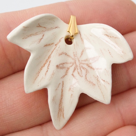 Vintage Helen Yonsky Ceramic Leaf with Grasshopper Necklace Pendant 1980s - Picture 2 of 5